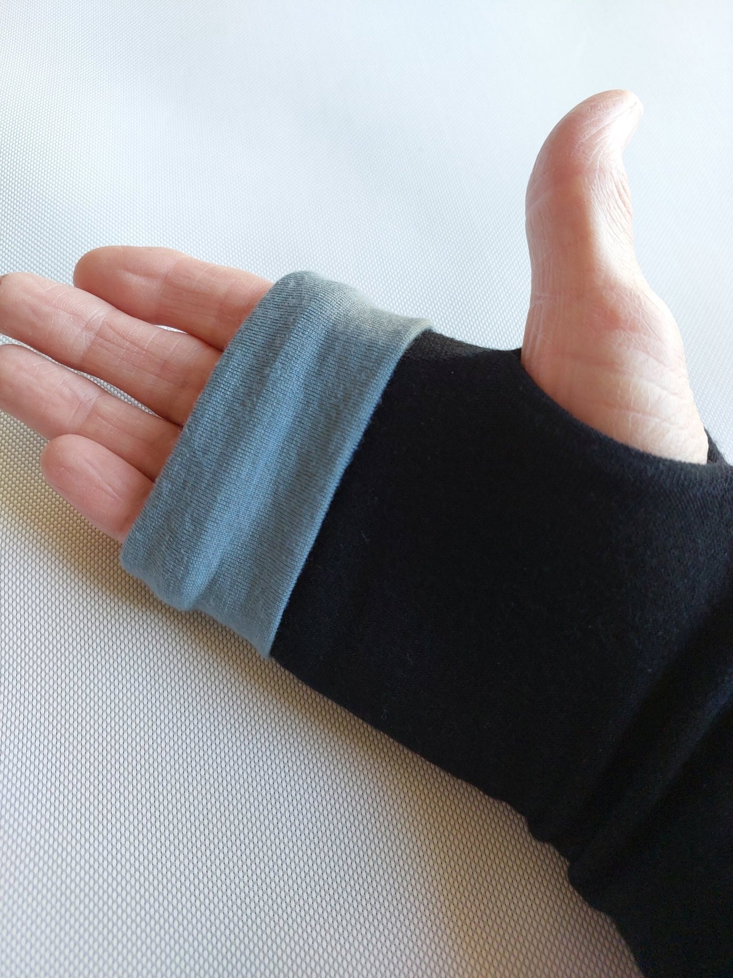 Merino reversible wrist warmers - Heke design