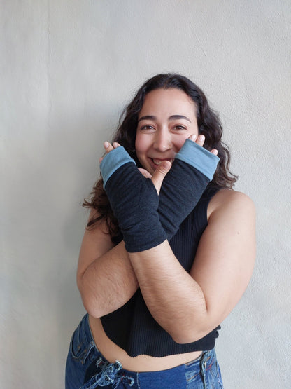 Merino reversible wrist warmers - Heke design