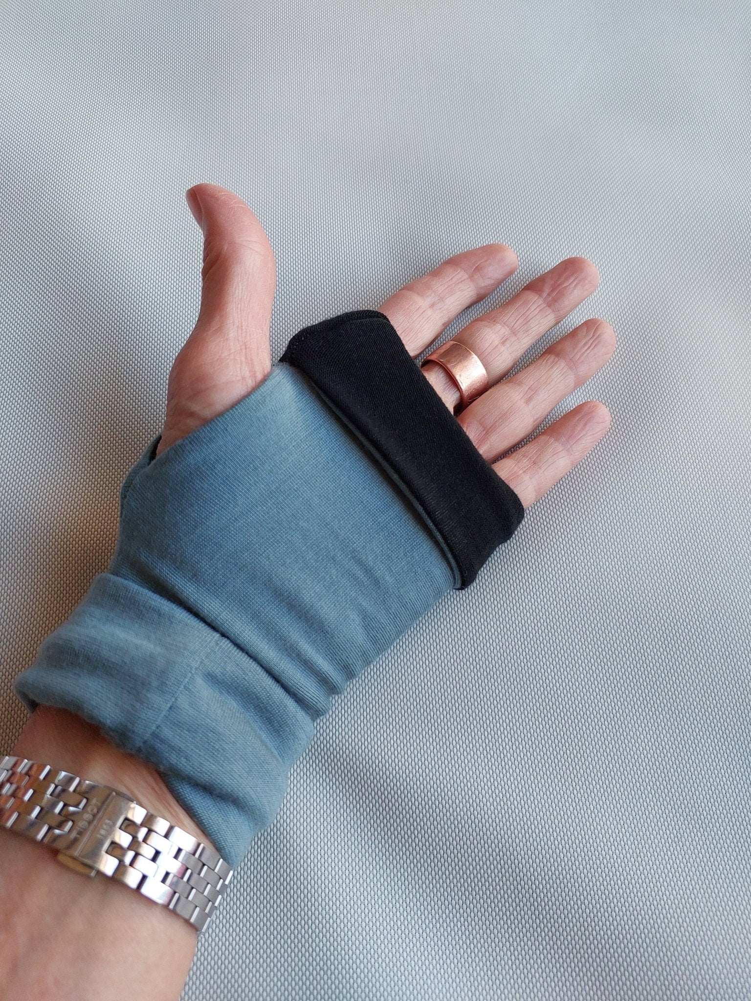 Merino reversible wrist warmers - Heke design