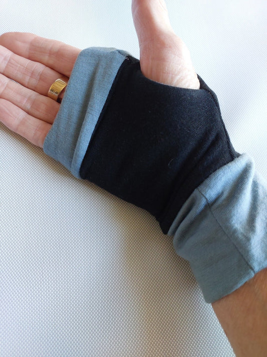 Merino reversible wrist warmers - Heke design